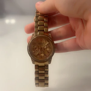 Guldfärgad klocka  - 90