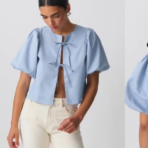 Ljusblå blus från Gina  - Säljer nu denna populära topp från Gina med prislappen kvar.