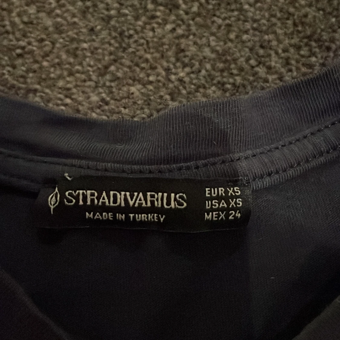 Marinblå t-shirt från Stradivarius - 90