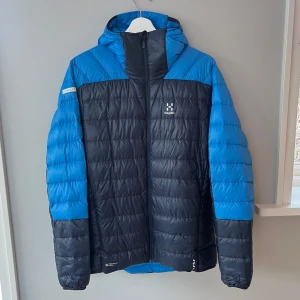 Haglöfs dunjacka - Snygg Haglöfs dunjacka Size M i färgen Nordic blue. Köpt från Haglöfs officiella hemsida. Aldrig använd så i mycket bra skick. Nypris: 3300kr. Tveka inte på att skriva ifall du undrar nått! 