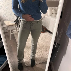Grå lågmidjade jeans  - Gråa lågmidjade jeans. Snygg passform. Sitter bra på mig som är 1,62 cm. Har ett mindre hål men det går att sy. 