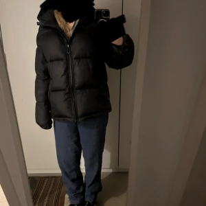 svart vinter jacka  - Jättefin jacka från Hm 🥰använd en vinter och bra skick. Säljer på grund av att jag har en ny jacka. Passar Xs, S, M skulle jag säga. Jättevarm och mysig! 