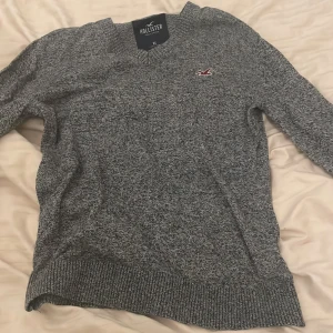 Grå stickad tröja från Hollister - Säljer en snygg grå stickad tröja från Hollister. Tröjan är i bra skick i storlek xs men passar också S. Hör av er vid funderingar👍😁