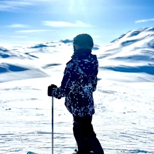 Mönstrad skidjacka från Reima - som ny!  - Säljer en cool skidjacka med ett unikt mönster i blått och vitt. Jackan har en praktisk huva, snölås och dragkedja framtill. Perfekt för skidåkning eller kalla vinterdagar. En av Reimas bästa skidjackor, i mycket bra skick och redo för nya äventyr i snön! ❄️storlek 158. Nypris: 2200 kr 