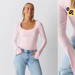 Ljusrosa långärmad topp - Säljer en superfin ljusrosa långärmad topp i tight passform. Perfekt för både vardag och fest! Den är gjord i ett mjukt och stretchigt material som sitter skönt mot kroppen. Toppen har en rundad halsringning som ger en stilren look. Passar perfekt till jeans eller kjol!