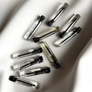 Parfymptesters från Essnce - Säljer dessa fyra parfymtesters á 2ml från Essnce. Perfekt för att testa olika dofter innan du bestämmer dig för en favorit eller att ha med i väskan. 1 för 30. Alla för 100🥰                                                                    Bacco Le Doux - inspirerad av Tobacco Vanille Tom Ford.                                                               Cozy Goddess - inspirerad av This is her Zadig.  Toxique - inspirerad av Decadence Divine Marc Jacobs. Chocolat Chaud - ESSNCE Originals. 