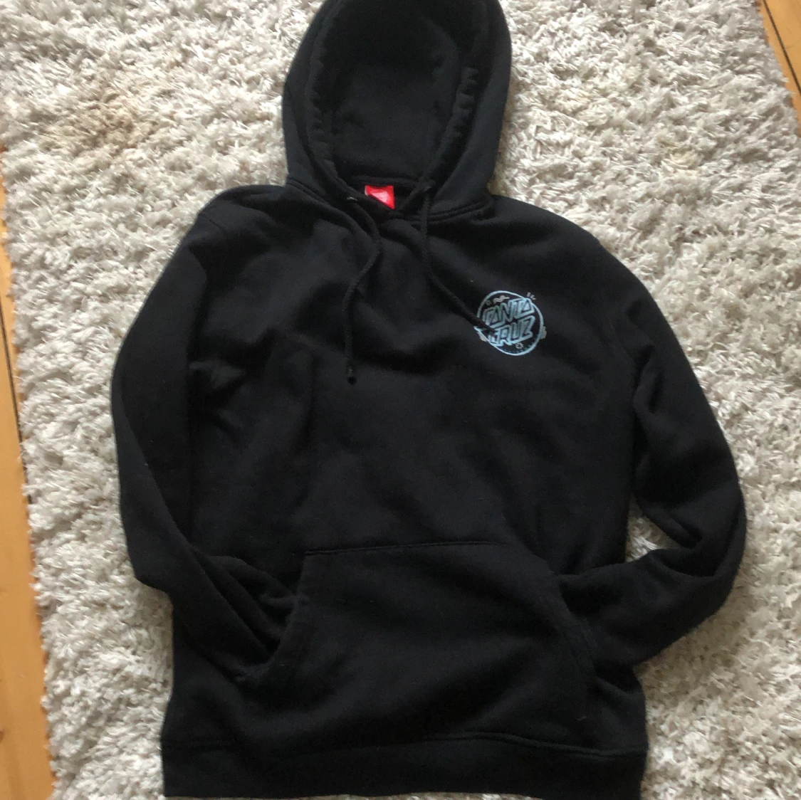 Svart hoodie från Santa Cruz