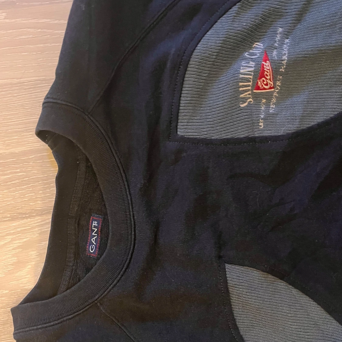 REWORK- GANT Svart tröja från Gant med grå detaljer - 90