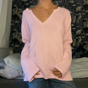 Rosa stickad tröja med v-ringning - Mysig rosa stickad tröja med v-ringning och långa ärmar. Perfekt för en avslappnad stil och passar bra till jeans.💞
