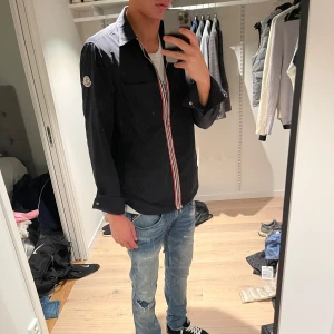 Moncler Cardigan Overshirt - Snygg marinblå cardigan/overshirt från moncler. Storlek (3) passar L/M jag är 188 väger 65kg
