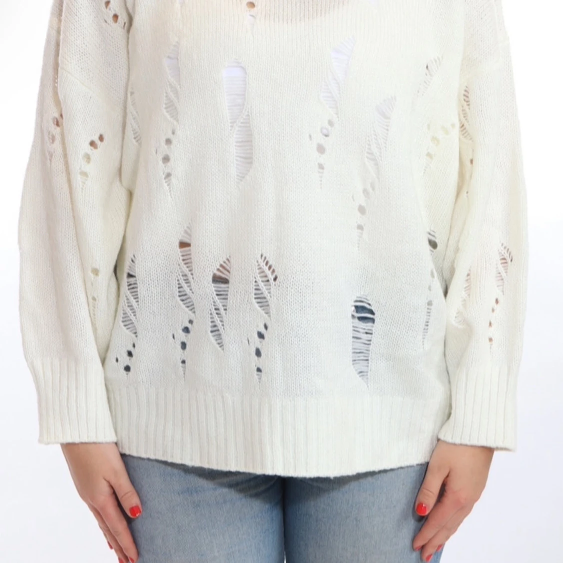 Vit stickad tröja med hålmönster