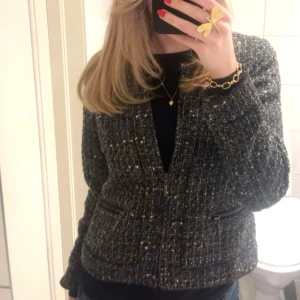 Grå Kofta - Elegant grå kofta från Micha i storlek 36. Passar både till vardags och finare tillfällen.