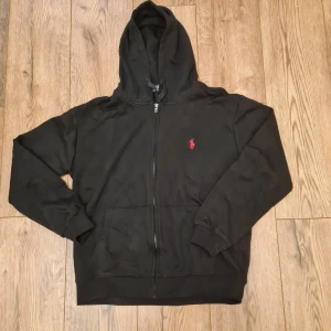 Ralph lauren zip up - Fin Ralph zip up som är i storlek M, ny och passar bra. Säljer för har bytt stil.