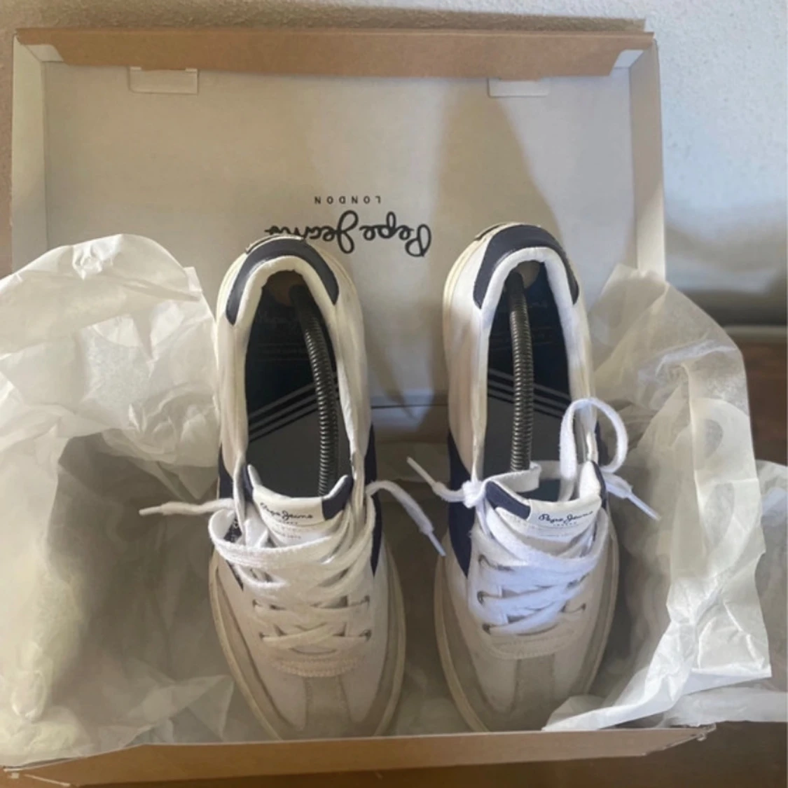 Vita och blå sneakers från Pepe Jeans - 90