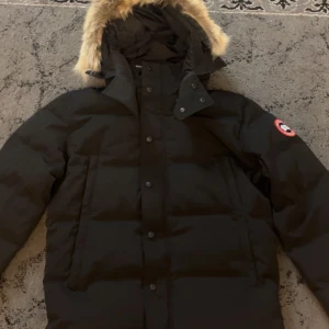  Canada Goose wyndhamn - Hej säljer nu min canada goose wyndhamn helt nytt skick storlek M 