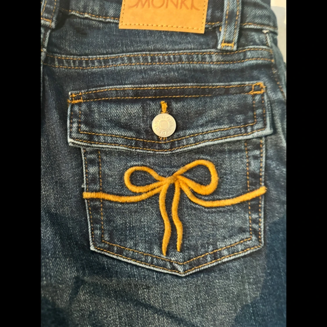 Blå jeans från Monki, bootcut och low waist - 90