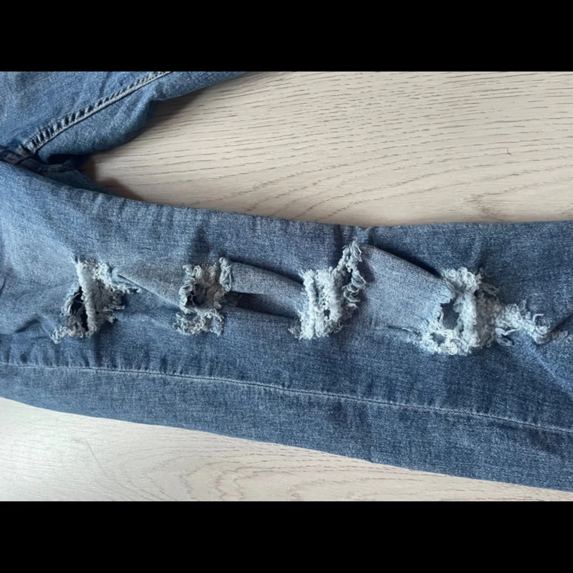 Blå slitna jeans - 90