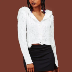 Unif fuku cardigan - jätte söt och mjuk kofta med pom poms och huva från unif den är helt ny med lapp kvar! det är en stl s och passar 34-38 bäst. koftan säljs inte längre och är importerad från usa (kostade runt 1700kr inkl import etc) 