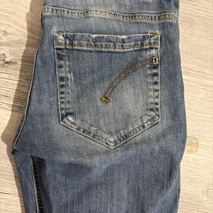 Dondup George jeans i storlek 32. Väldigt fint skick förutom att de gått sönder lite vid skrevet men det är lätt att fixa, priset är bestämt pågrund av det! Hör av dig om du har övriga frågor om byxorna!