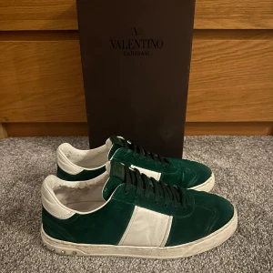 Valentino Flycrew gröna - Säljer nu dessa eftertraktade valentino flycrews i storlek 44. En mörkgrön färg som är limiterad och fint skick på mocka. Endast en nit saknas och box medföljer vid köp! Vid fundering eller fråga hör av dig😁😉💯