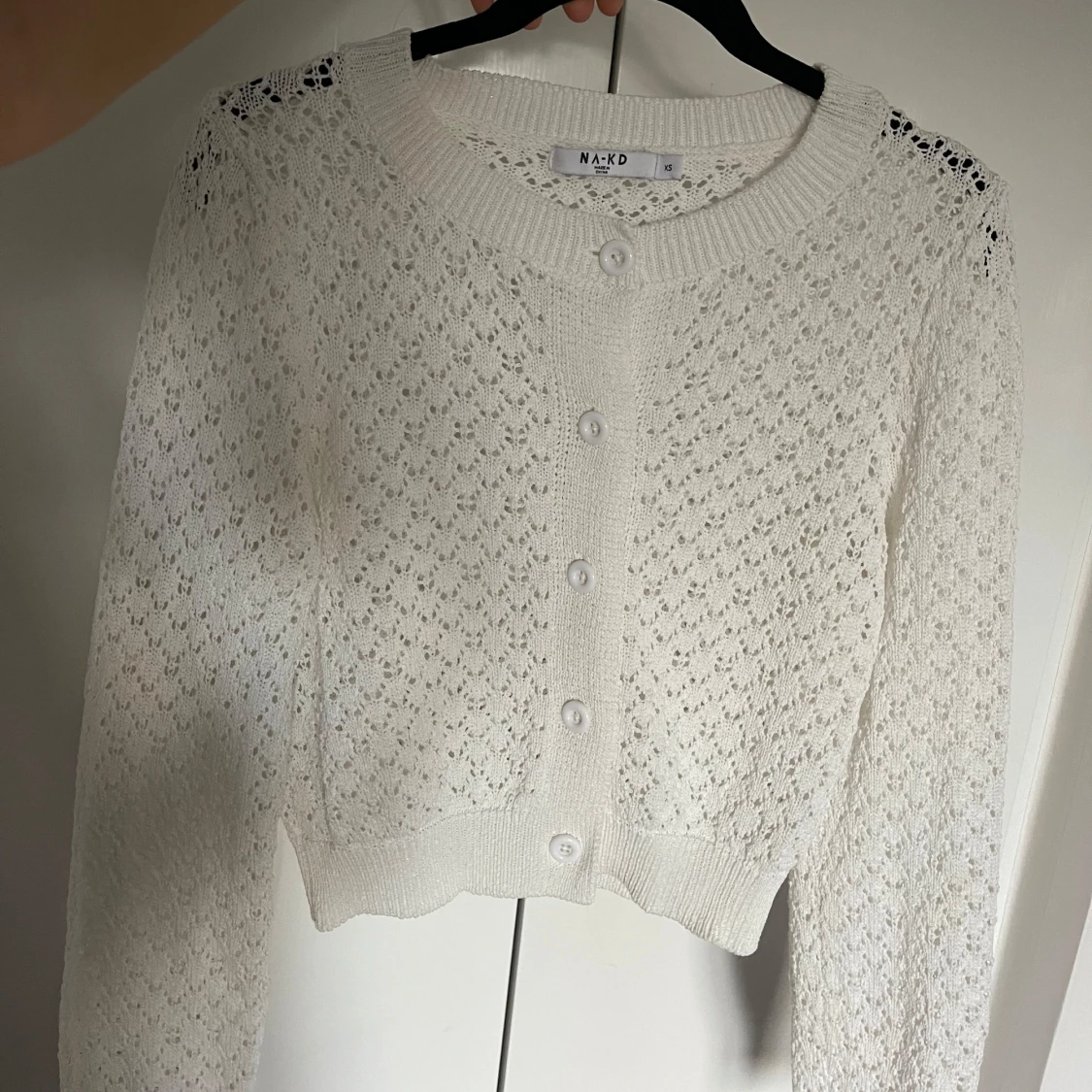 Vit stickad kofta med knappar - 90