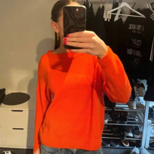 Orange stickad tröja  - Orange stickad tröja i storlek xs bra skick fin färg 