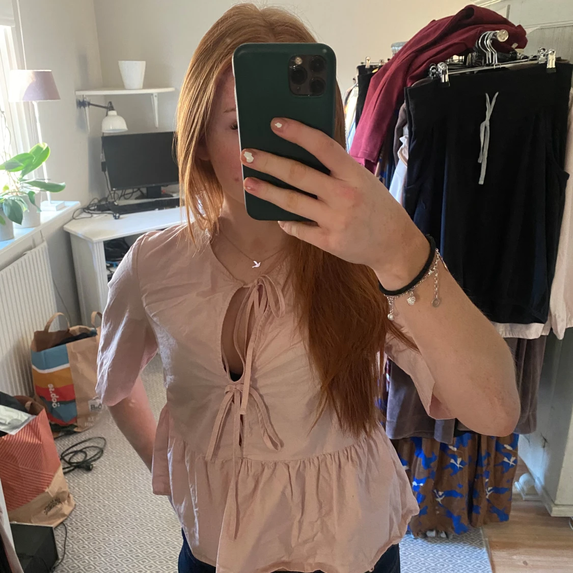 Ljusrosa blus med knytning