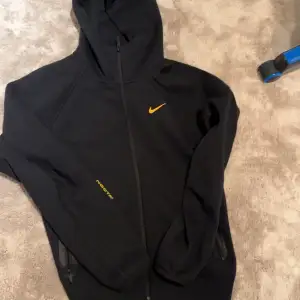 Säljer denna Nike nocta koftan storlek M men kan även passa på S