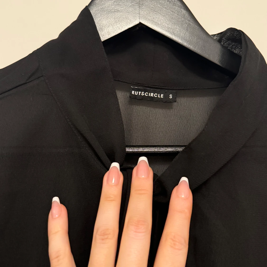 Fin långärmad svart meshblus - 91