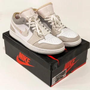 Jordan 1 low inside out white phantom  - Säljer dessa snygga skor då jag har växt ur dem. Använda endast fåtal gånger. Storlek 42,5 men sitter som 43or. Fråga gärna om du har några funderingar. Pris kan diskuteras :)