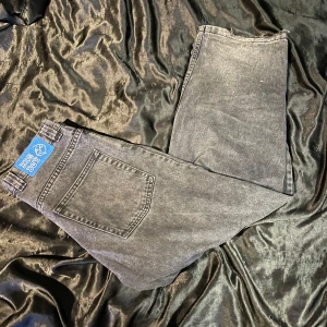 Grå jeans från Big Boy - Säljer ett par grå jeans från Big Boy i storlek M. De har en loose fit och är perfekta för en avslappnad stil. Jeansen har en klassisk femficksdesign och är i mycket bra skick. Perfekta för höst och vår!