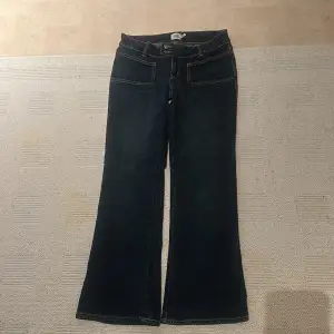 Säljer ett par mörkblå jeans från 157 i storlek M. De har en bootcut-stil och är i bra skick. Perfekta för både vardag och fest! De är korta i längden vilket gör dem unika och bekväma. Passar perfekt till höst- och vintergarderoben. Vid fler fråga kontakta privat