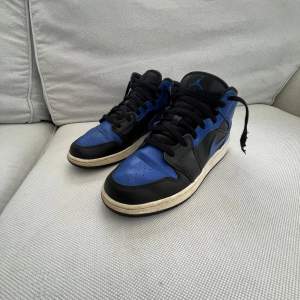 Säljer ett par Nike Air Jordan 1 mid i storlek 40, 25 cm. Små i storlek mer som 39. Skon är lagad hos skomakare i bakkappan på båda skorna men i övrigt i fint använt skick, se bilder.