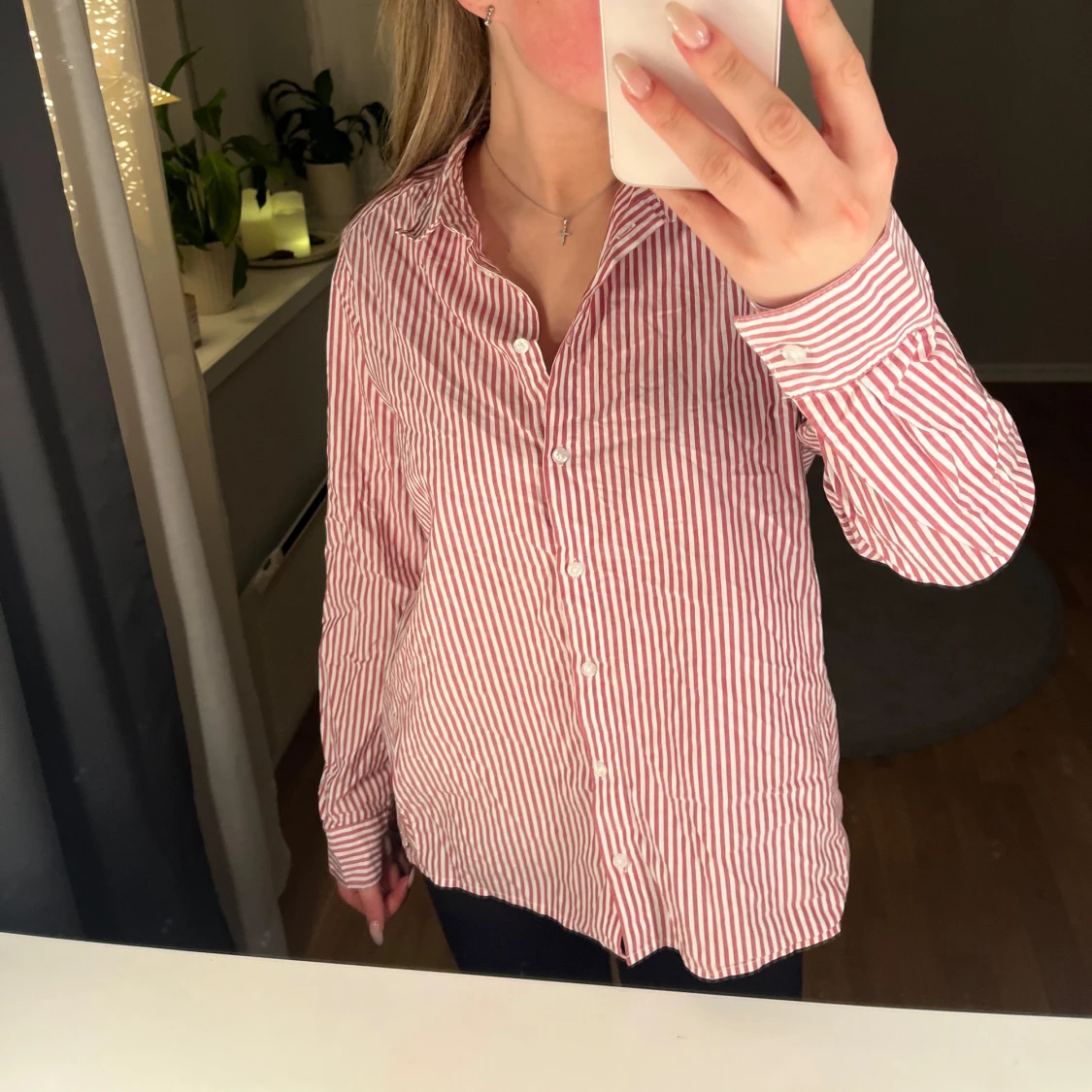 Röd- och vitrandig skjorta