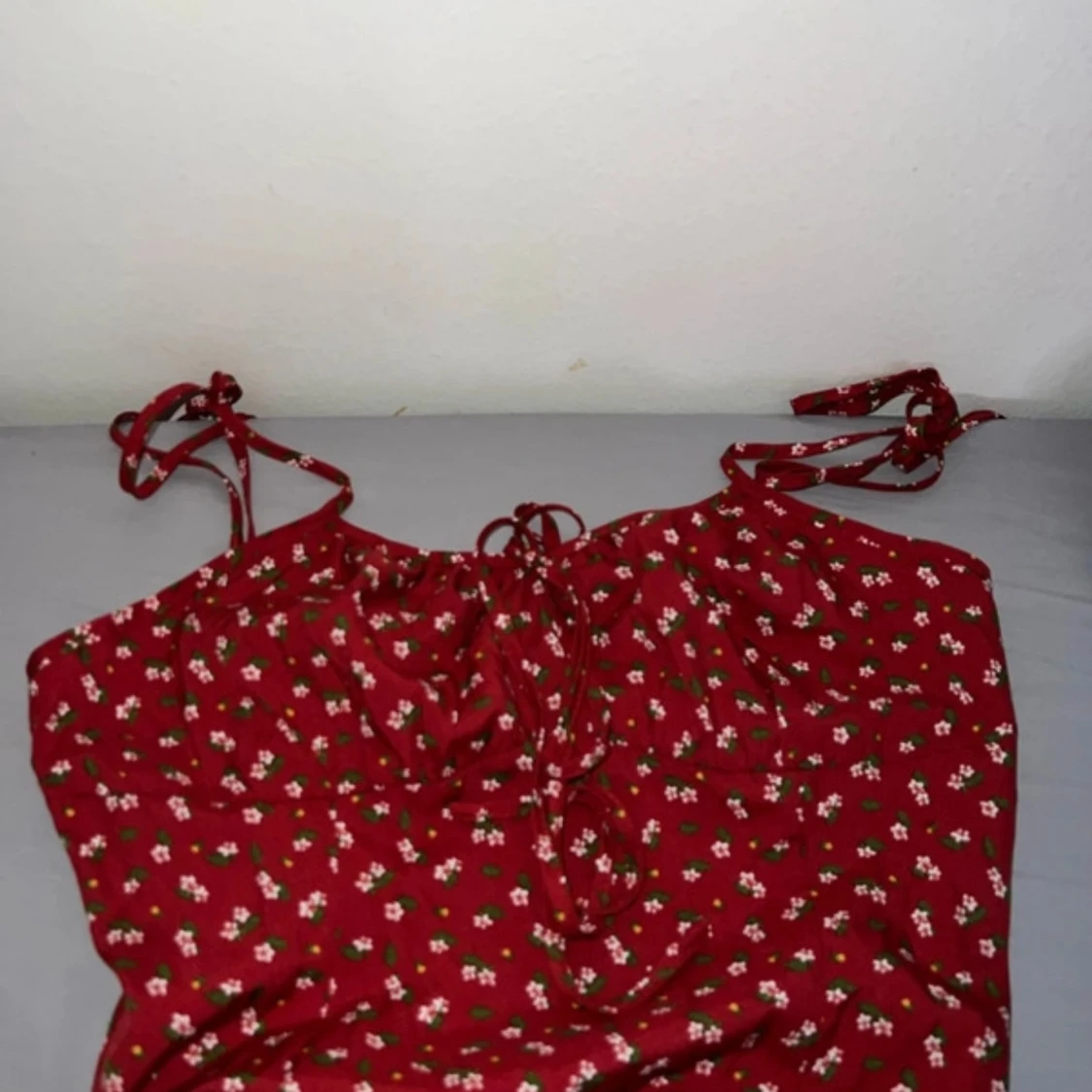 Röd blommig klänning med knytband - 91