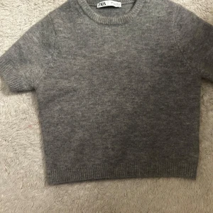 Grå stickad tröja från Zara - Grå stickad t-shirt ifrån zara. Storlek s och helt oanvänd.