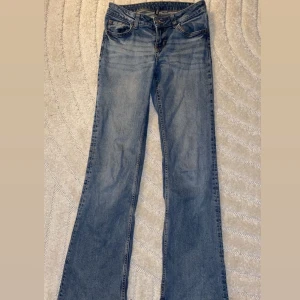 Lågmidjade flare jeans från H&M✨ - Säljer ett par snygga flare jeans från H&M då de är förstora för mig. Har du samma fast i 32 så byter jag gärna! Dessa är köpta här på plick men i väldigt fint skick!🩷Kom med pris förslag!