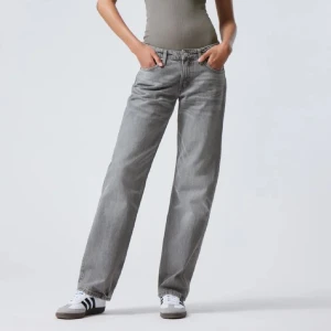 Gråa weekday jeans - Lågmidjade weekday jeans i modellen arrow low. Går ner till marken för mig som är 160. Nypris 600.💕