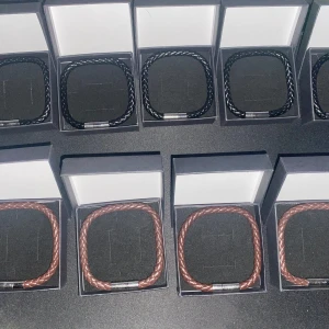 Bruna och svarta armband för 150kr styck. Armbanden har rostfritt stål med magnetiskt stål och gjorda med Pu-läder - Snygga flätade armband i både svart och brunt. Perfekta för en stilren look, med en enkel och elegant design. Armbanden har en metallisk låsning som ger en modern touch. Passar både till vardags och festliga tillfällen.