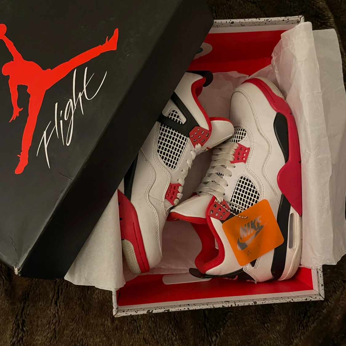 Nike Air Jordan 4 Retro i Fire Red (vitt och rött)