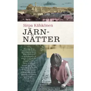 Vädret såg ut att bli klart imorgon. Flygväder. Den tanken satt hårt rotad, den flimrade förbi trots att freden hade kommit. Anna smekte sin dotters huvud. Fred hette det.  Människoödena i ett flerfamiljshus i den lilla finska staden Kuopio återspeglar händelserna den varma sommaren 1940. Vinterkriget är i färskt minne och det ryktas om ett nytt krig. Som tvillingmor är Anna fast i hemmet, nedtyngd under bördan av att sörja för att familjen har varma kläder och mat för vintern. Hon får hjälp av svägerskan Hilda - maken Lassi, frigiven från fängelset, har svårt att uthärda sina minnen från kriget och duger inte till familjeförsörjare. Men barnen måste ha mat och svärmor tas om hand. Det blir den nya grannen, servitrisen Helvi, som blåser in nya vindar i Annas liv. Men finns det egentligen några fria val för Anna? Järnnätter skildrar arbetarkvinnornas liv under en tid som präglas av krig och rädsla. Finns det utrymme för drömmar och individualitet när livet är fyllt av hårt arbete och oro för de barn som kanske måste sändas ut i krig? Järnnätter är den andra delen i Kuopioserien om Finlands närhistoria. SIRPA KÄHKÖNEN (f. 1964) är författare och före detta ordförande för Finlands PEN samt finska författarförbundet. Lind & Co har tidigare givit ut hennes fackbok Livsöden i Finlands bortglömda fångläger samt romanerna Granitmannen och Brudar i svart, den första delen i den hyllade Kuopiosviten om hemstaden i östra Finland. Romanerna är delvis baserade på händelser i hennes egen släkt. 