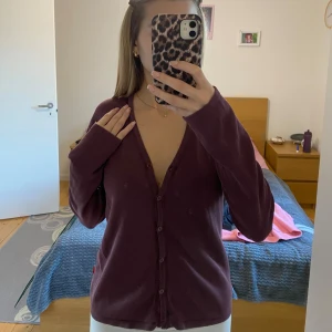 Vinröd kofta  - Säljer en superfin vinröd kofta. Den är i bra skick och har en klassisk design med knappar hela vägen ner. Perfekt för höst och vår, och den är riktigt mysig att ha på sig. Passar både till vardags och lite finare tillfällen. 💜