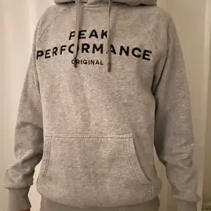 Säljer en grå hoodie från Peak Performance i bra skick