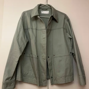 Mintgrön jacka från ASOS  - Säljer en stilren mintgrön jacka från ASOS DESIGN. Den har en klassisk krage och två stora fickor framtill. Perfekt för både vår och höst samt kalla sommardagar med sin enkla men snygga design. Jackan är i knappt använd! 