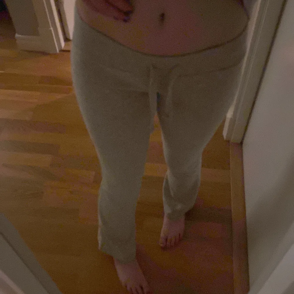 Slutsålda mjukisbyxor från Nelly. Säljer då jag köpte felstorlek så är bara provade på💕. Jeans & Byxor.