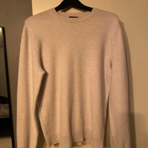 Ljusgrå tröja från Massimo Dutti - Säljer en stilren ljusgrå tröja från Massimo Dutti i storlek M. Tröjan är i mycket bra skick och har en klassisk design med rund hals och ribbade kanter. Perfekt för både vardag och lite finare tillfällen. Passar bra till höst och vår!