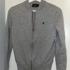 Morris full zip tröja i 100% Merino Ull - Väldigt fin tröja i 100% merino ull. Tröjan är i märket Morris och storlek S men jag skulle säga att den snarare passar XS då den har krympt lite i tvätten. Tröjan har inga defekter och passar perfekt nu till vintern. Hör gärna av er vid frågor.  Priset går såklart att diskutera. Mvh Hannes.