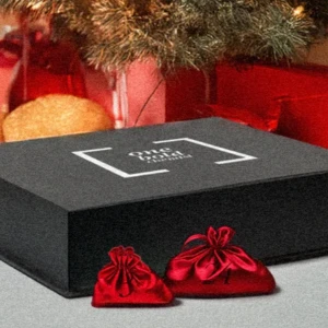 Julkalender med parfymer från One bold chemist. - En lyxig julkalender fylld med parfymer! Innehåller 3x 50 ml flaskor, 1x stor sample 8 ml, 2x refillbara travel sprays, 2x samples 5 ml, 1x roll-on parfymolja 5 ml och 15x samples 2 ml. Perfekt för att upptäcka nya dofter under hela december. Totalt värde 2 131 kr. 