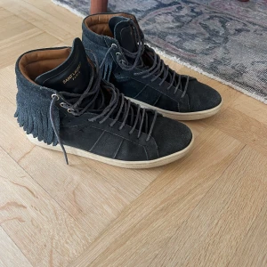 Saint Laurent sneakers  - Så snygga sneakers från Saint Laurent!! Knappt använda så väldigt fint skick. Svart mocka, storlek 38.