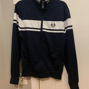 Sergio tacchini tröja  - Mycket fint skick använd ett få tal gånger 